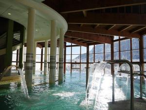 una fuente de agua en un edificio con una piscina de agua en Spacieux Triplex 4 pièces, 7 couchages, proche pistes, parking, calme - FR-1-330F-74, en Le Monêtier-les-Bains