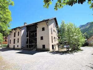 un edificio grande con muchas ventanas en Spacieux Triplex 4 pièces, 7 couchages, proche pistes, parking, calme - FR-1-330F-74, en Le Monêtier-les-Bains