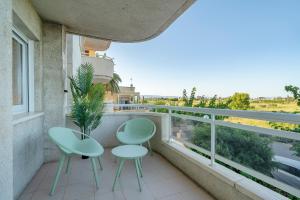 balcón con 2 sillas y ventana en Hauzify I Apartament Mare Internum en La Pineda