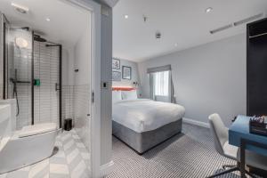 1 dormitorio con 1 cama y baño con ducha en Mornington Hotel London Kensington, BW Premier Collection, en Londres