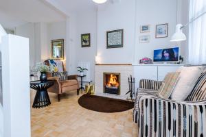 Albion Cottage في تشيستر: غرفة معيشة مع موقد وأريكة
