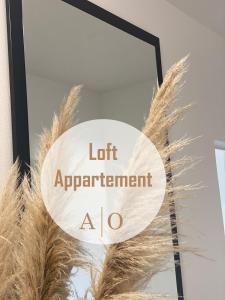 una señal que dice cita a la izquierda o al lado de plumas en Loft Appartement en Bielefeld