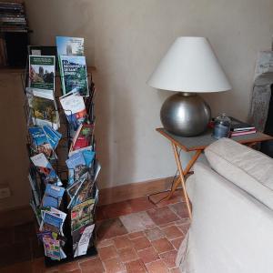 a lamp sitting on a table next to a couch at Chateau de Vaux in Gesnes-le-Gandelin