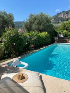 un sombrero sentado junto a una piscina en Bastide Aïna SPA et piscine, en Grasse