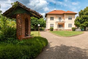 eine Backsteinsäule vor einem Haus in der Unterkunft Maison Cècile Appartamento in villa. Host Marianna in Agliè