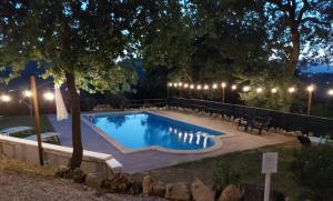 een zwembad in een tuin 's nachts bij Agriturismo Gioie di Campagna in Fabriano