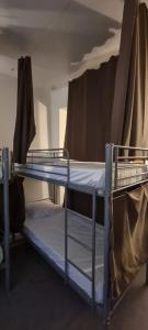 quelques lits superposés dans une chambre dans l'établissement Hotel Aboukir, à Paris