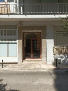 drzwi wejściowe budynku ze szklanymi drzwiami w obiekcie Calypso w Atenach