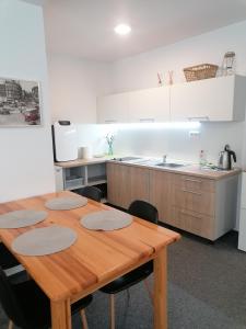 Kuchyňa alebo kuchynka v ubytovaní Apartman 26 Mymara