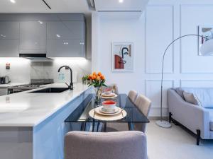 Кухня або міні-кухня у Jaw-Dropping Canal Views From This Stylish Condo