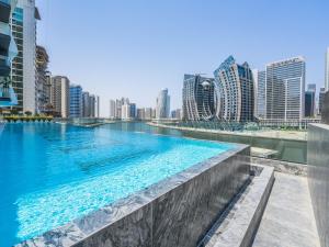 Басейн в Jaw-Dropping Canal Views From This Stylish Condo або поблизу