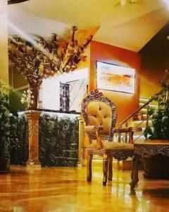 sala de estar con silla y escalera en Grand Mardin Hotel, en Mersin