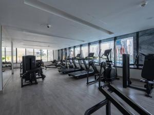 Фітнес-центр і / або тренажери в Jaw-Dropping Canal Views From This Stylish Condo