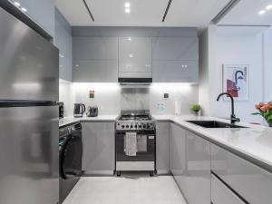 Кухня або міні-кухня у Jaw-Dropping Canal Views From This Stylish Condo