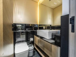 Ванна кімната в Jaw-Dropping Canal Views From This Stylish Condo
