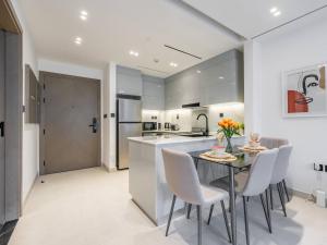 Кухня або міні-кухня у Jaw-Dropping Canal Views From This Stylish Condo