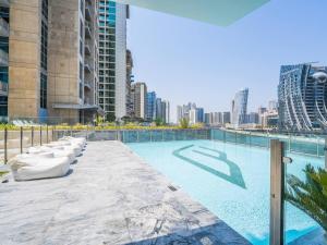 Басейн в Jaw-Dropping Canal Views From This Stylish Condo або поблизу