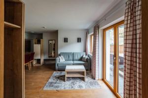 salon z kanapą i stołem w obiekcie Gästehaus Fohringer w mieście Kelchsau