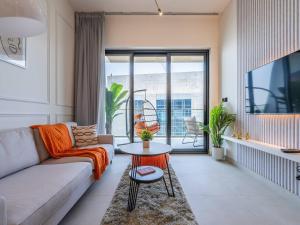 Posezení v ubytování Jaw-Dropping Canal Views From This Stylish Condo