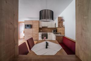 Kuchnia lub aneks kuchenny w obiekcie Gästehaus Fohringer