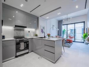 Кухня або міні-кухня у Jaw-Dropping Canal Views From This Stylish Condo