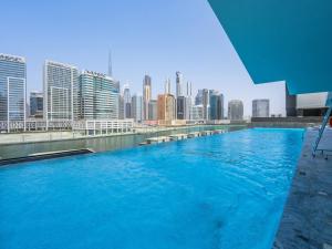 Басейн в Jaw-Dropping Canal Views From This Stylish Condo або поблизу