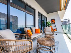 Зона вітальні в Jaw-Dropping Canal Views From This Stylish Condo