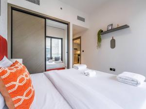 Ліжко або ліжка в номері Jaw-Dropping Canal Views From This Stylish Condo