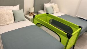 En eller flere senge i et værelse på Luxury Apartment Turquesa Del Mar + 25 billeder