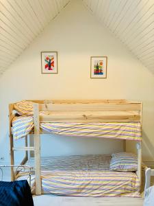 Litera en habitación con techo en Maison familiale dans une rue paisible, en Gouville-sur-Mer