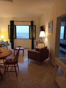 ein Wohnzimmer mit Meerblick in der Unterkunft Casa Maria in Puerto de la Cruz