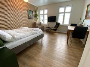 Schlafzimmer mit einem Bett, einem Schreibtisch und Stühlen in der Unterkunft Årslev B&B in Randers