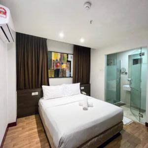 Кровать или кровати в номере Frenz Hotel Kuala Lumpur