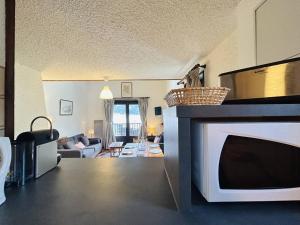 Appartement Le Monêtier-les-Bains, 4 pièces, 7 personnes - FR-1-330F-74にあるテレビまたはエンターテインメントセンター