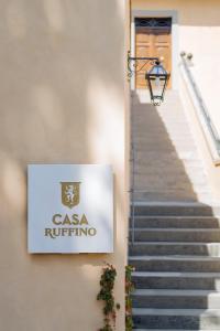 un panneau sur le côté d'un bâtiment avec des escaliers dans l'établissement Casa Ruffino - Tenuta Poggio Casciano, à Bagno a Ripoli