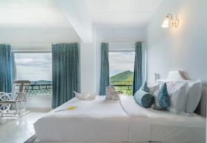 Toshali Royal View ,S H I M L A客房内的一张或多张床位