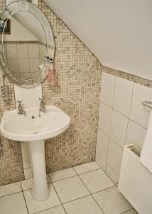 bagno con lavandino e specchio di Hook Head Guest House a Fethard-on-Sea