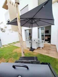 Un patio sau altă zonă în aer liber la Luxury Villa sea view