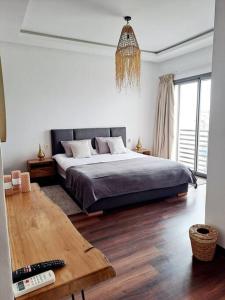 Luxury Villa sea view في أغادير: غرفة نوم بسرير وطاولة خشبية