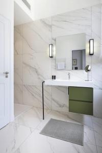 La salle de bains est pourvue d'un lavabo et d'un miroir. dans l'établissement Le Clou de Louis, à Bordeaux