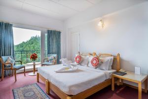 Toshali Royal View ,S H I M L A客房内的一张或多张床位