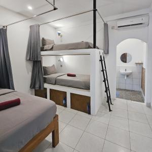 Postel nebo postele na pokoji v ubytování Tipsea Turtle Rooftop Hostel Gili Trawangan