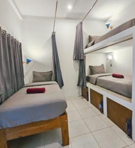 Postel nebo postele na pokoji v ubytování Tipsea Turtle Rooftop Hostel Gili Trawangan
