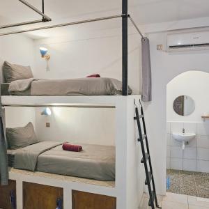 Postel nebo postele na pokoji v ubytování Tipsea Turtle Rooftop Hostel Gili Trawangan