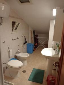 een badkamer met een toilet en een wastafel bij casetta al mare in Sapri