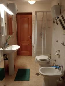 een badkamer met een wastafel, een toilet en een douche bij casetta al mare in Sapri