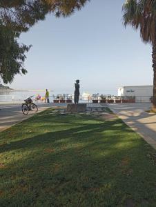 eine Statue in einem Park neben dem Meer in der Unterkunft casetta al mare in Sapri