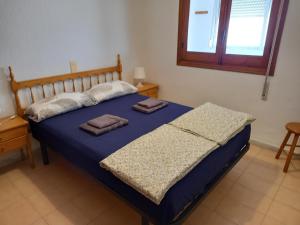 1 dormitorio con 1 cama con 2 toallas en Duplex apartment with a large sunny terrace 200 m from the sea, en La Mata