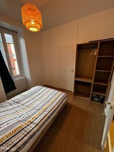 Llit o llits en una habitació de Appartement T2 avec terrasse proche cathédrale