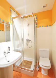 ein Badezimmer mit Dusche, Toilette und Waschbecken in der Unterkunft El apartamento de San Javier by Just Room in Santander